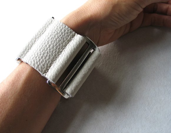 BANDO Armband Leder Weiss_Struktur_1852